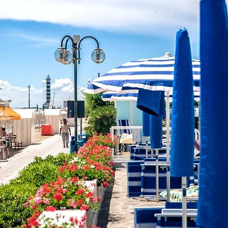 Sea View Apartment With Swimming Pool Lido di Jesolo Exterior photo