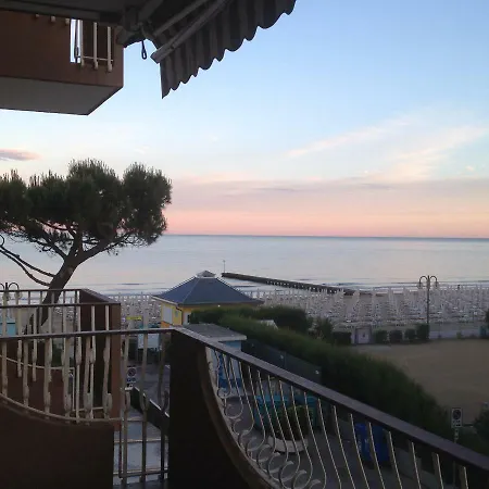 Sea View Apartment With Swimming Pool Lido di Jesolo Exterior photo